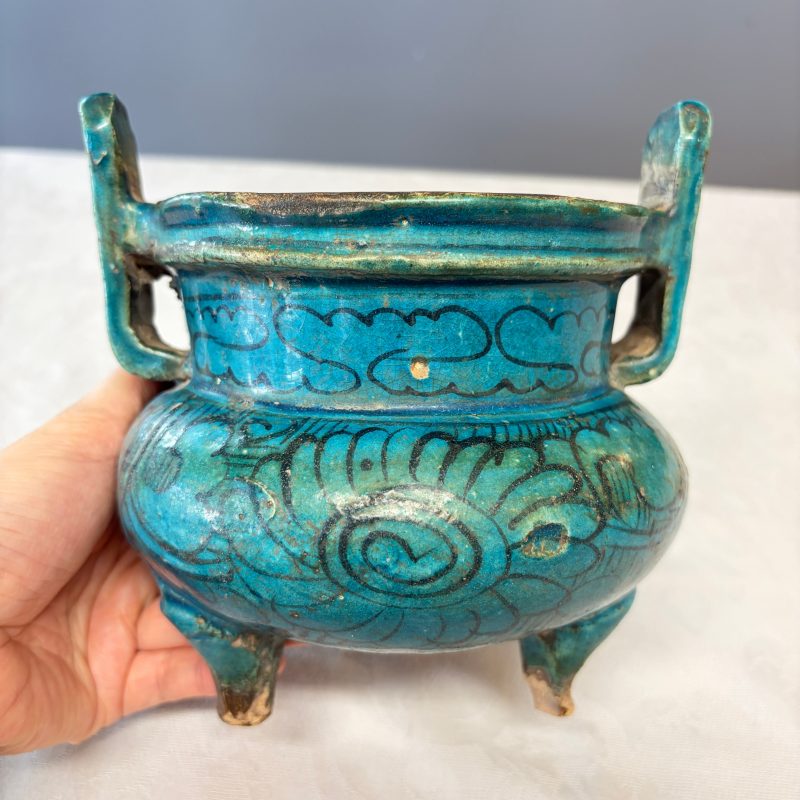 A Chinese peacock-blue-glazed tripod incense burner with wooden cover - 图14