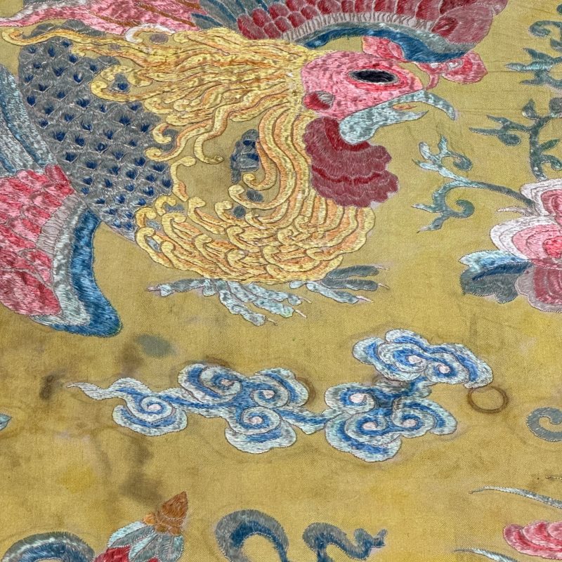 A pair of Chinese yellow-ground embroidered 'Dragons' and 'Phoenixes' panels - 图26