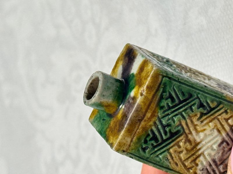 A Chinese famille verte sancai biscuit 'Crab' water pot and a 'Swastika' square bottle on a later wooden stand - 图18