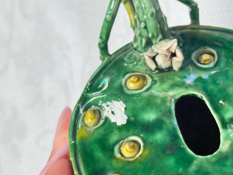 A Chinese famille verte sancai biscuit 'Lotus' teapot on a later wooden stand - 图20