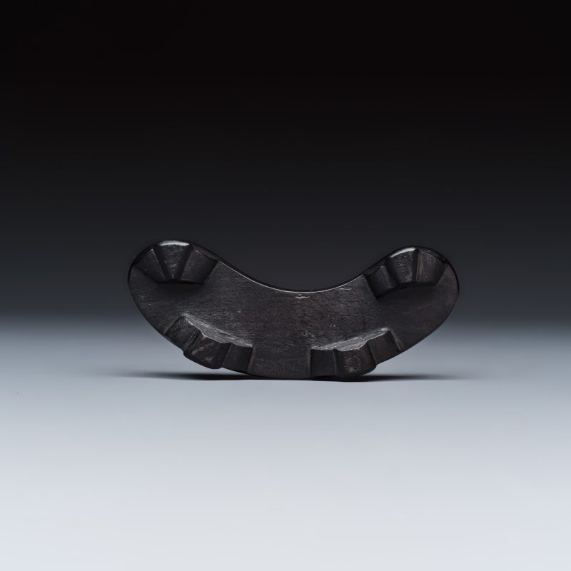 A Chinese aubergine-glazed brush rest and a famille verte sancai biscuit group - 图10