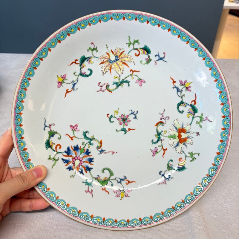A Chinese famille rose dish with a floral design - 图3