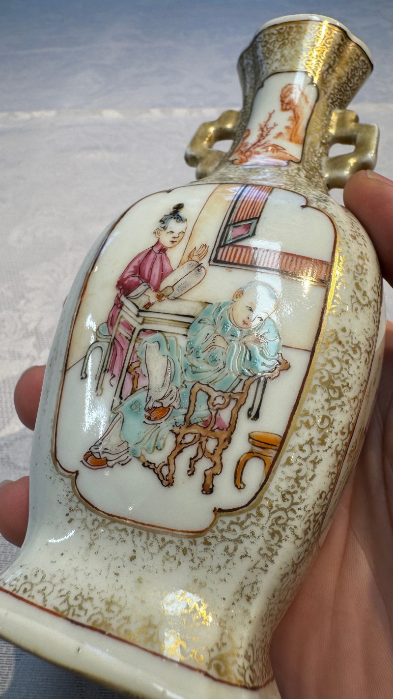 A Chinese Canton famille rose gilt-decorated vase with figural design - 图10
