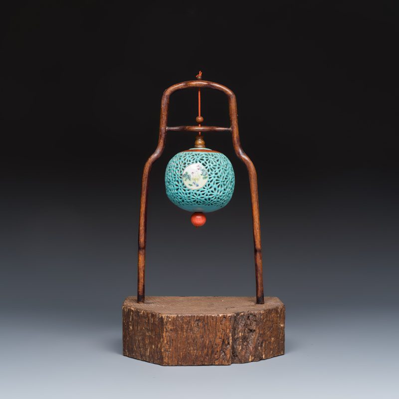 A Chinese famille rose turquoise-ground reticulated incense ball and cover, and a wooden stand - 图1