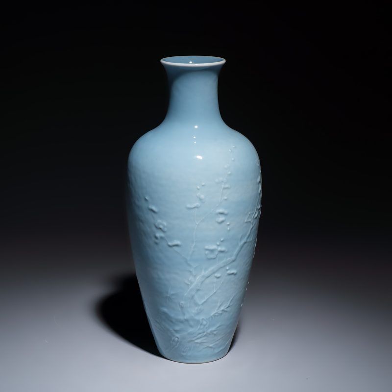 A Chinese claire-de-lune vase with floral relief design - 图1