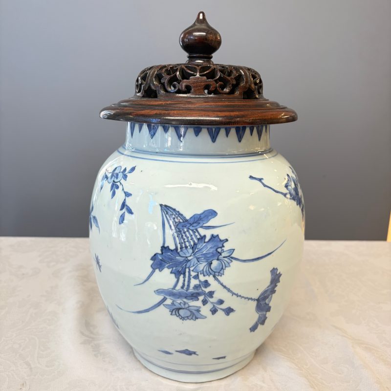 A Chinese blue and white vase with floral design and a later wooden cover - 图10