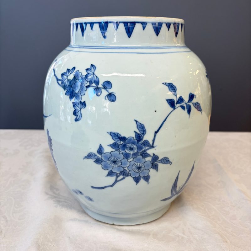 A Chinese blue and white vase with floral design and a later wooden cover - 图12