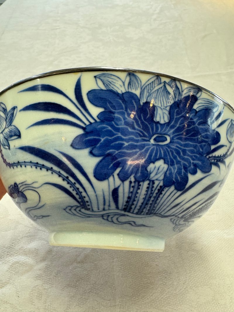 A Chinese blue and white 'Bleu de Hue' bowl with mandarin ducks in a lotus pond and a poem - 图11