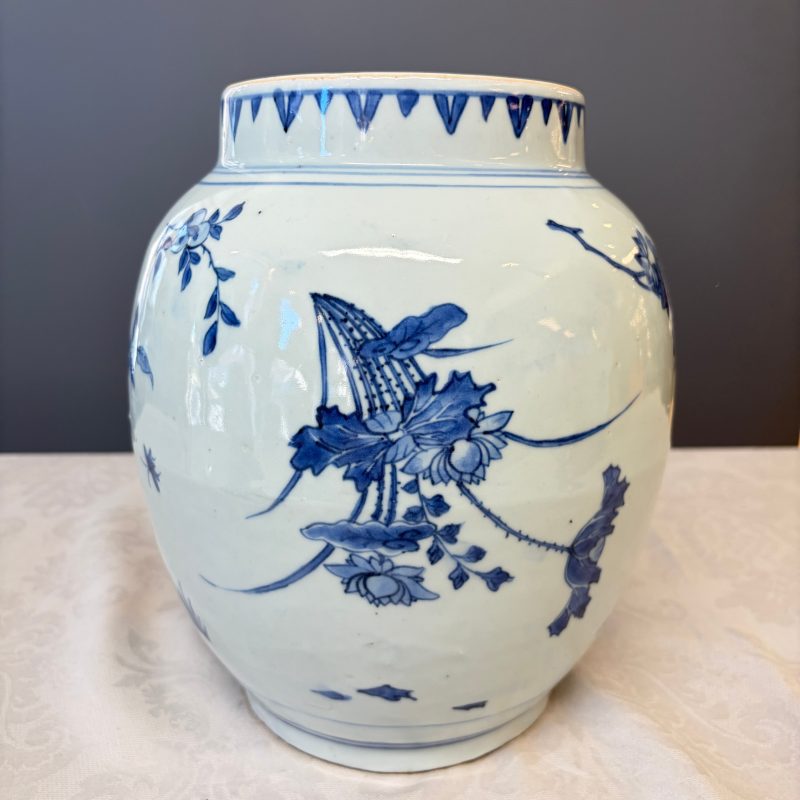 A Chinese blue and white vase with floral design and a later wooden cover - 图11