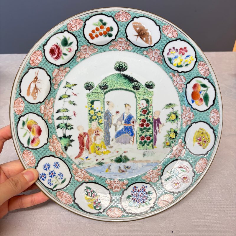 A Chinese famille rose 'arbour' plate after a design by Cornelis Pronk - 图3