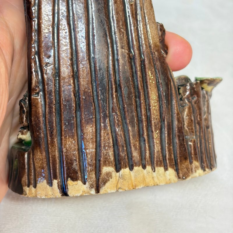 A Chinese aubergine-glazed brush rest and a famille verte sancai biscuit group - 图24