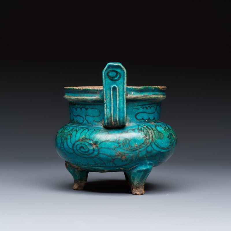 A Chinese peacock-blue-glazed tripod incense burner with wooden cover - 图4