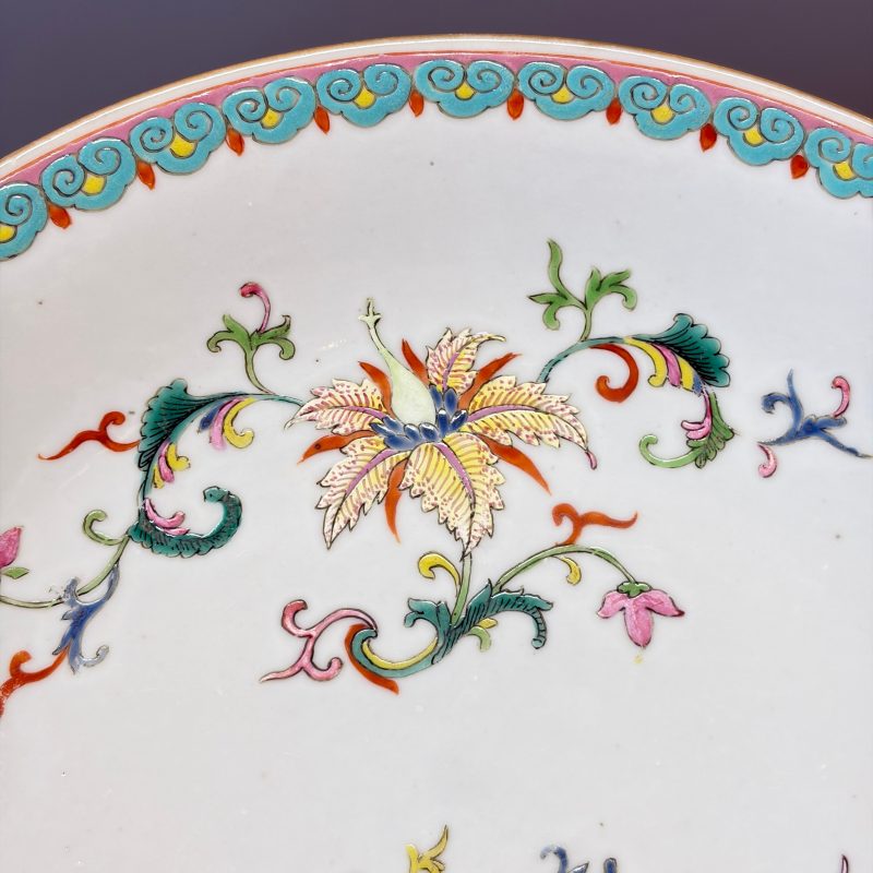 A Chinese famille rose dish with a floral design - 图4