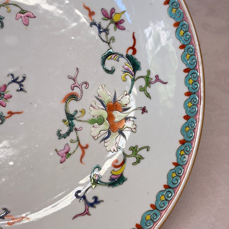 A Chinese famille rose dish with a floral design - 图5