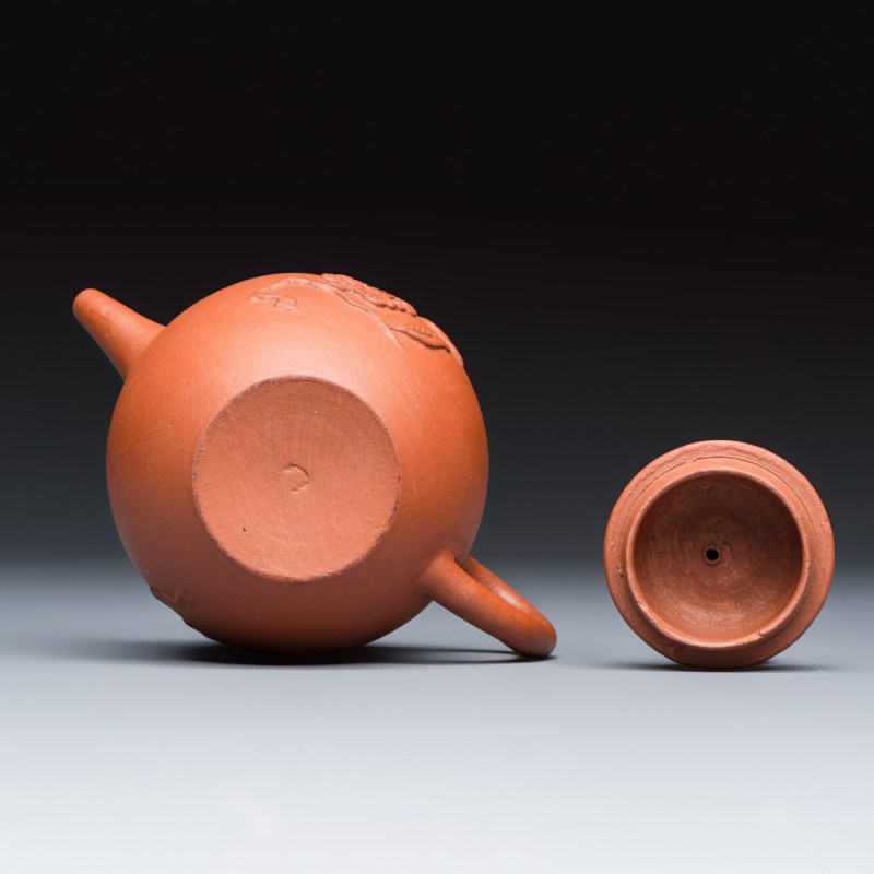 A Chinese Yixing stoneware teapot and cover with floral relief design - 图7