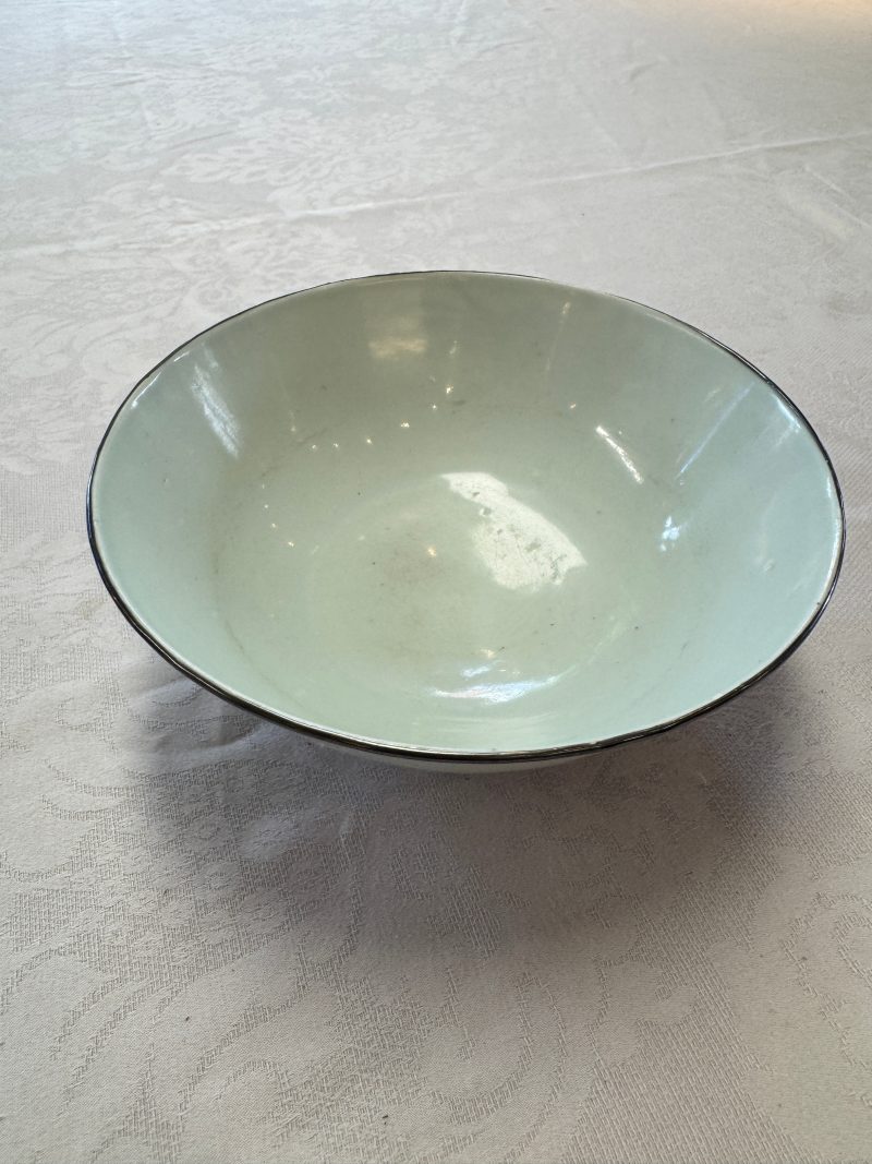 A Chinese blue and white 'Bleu de Hue' bowl with mandarin ducks in a lotus pond and a poem - 图12