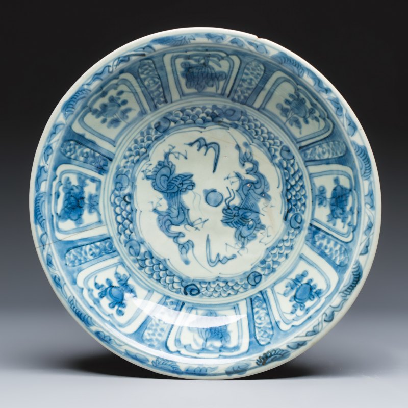 A Chinese Swatow blue and white 'Dragons' dish