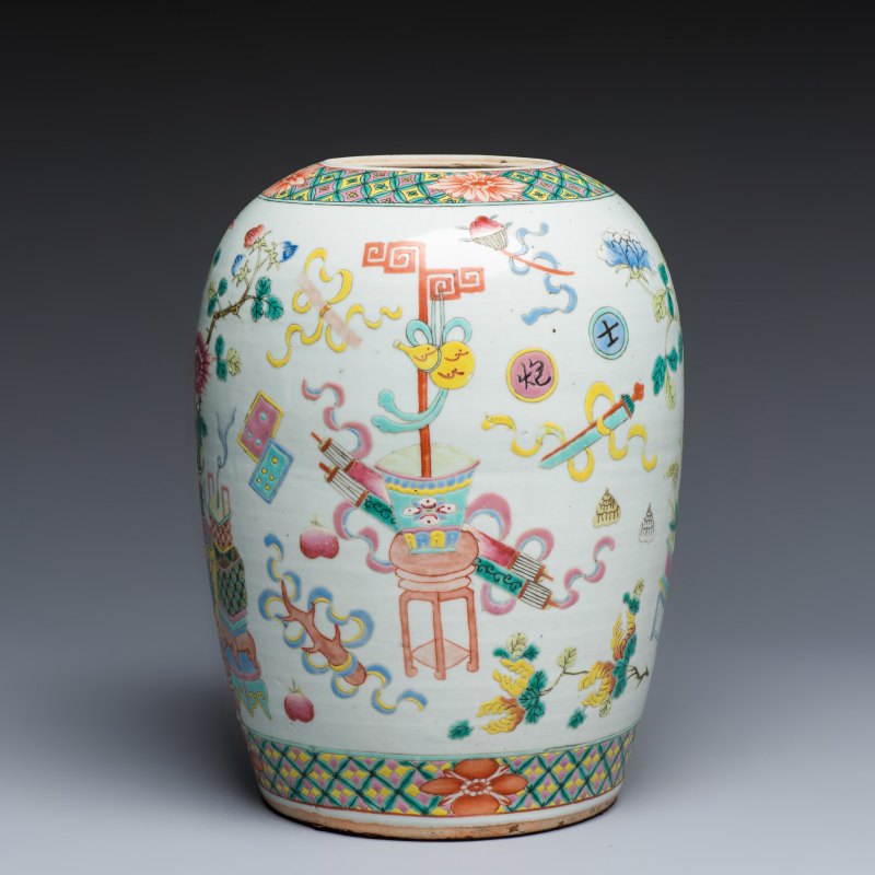 A Chinese famille rose 'Antiquities' vase and a jar - 图3
