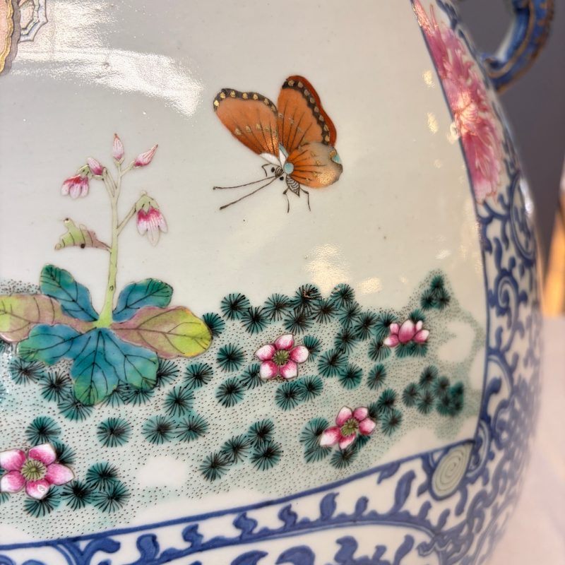 A large Chinese famille rose 'Hu' vase with birds and butterflies - 图27