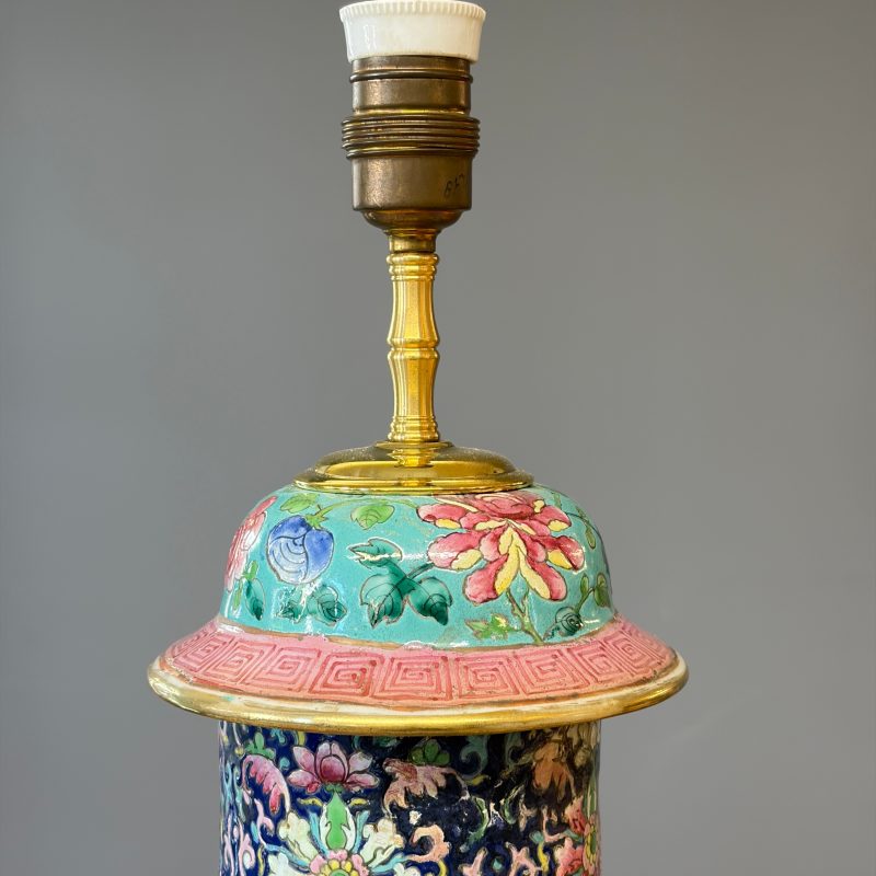 Three Chinese famille rose vases for the Straits or Peranakan market, one mounted as a lamp - 图49