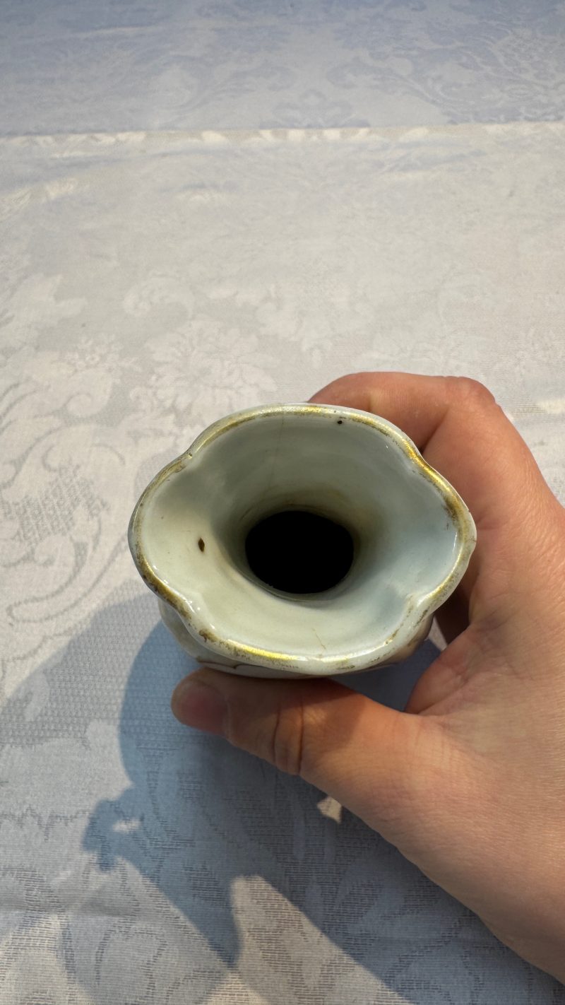 A Chinese Canton famille rose gilt-decorated vase with figural design - 图12