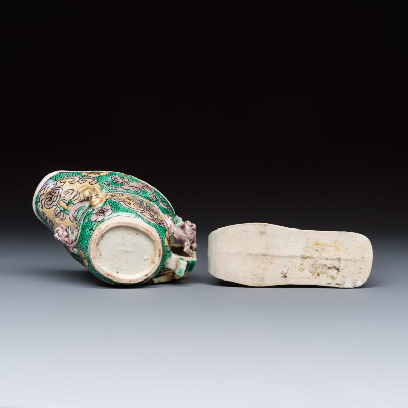 A Chinese famille verte sancai biscuit libation cup and a model of a shoe - 图7