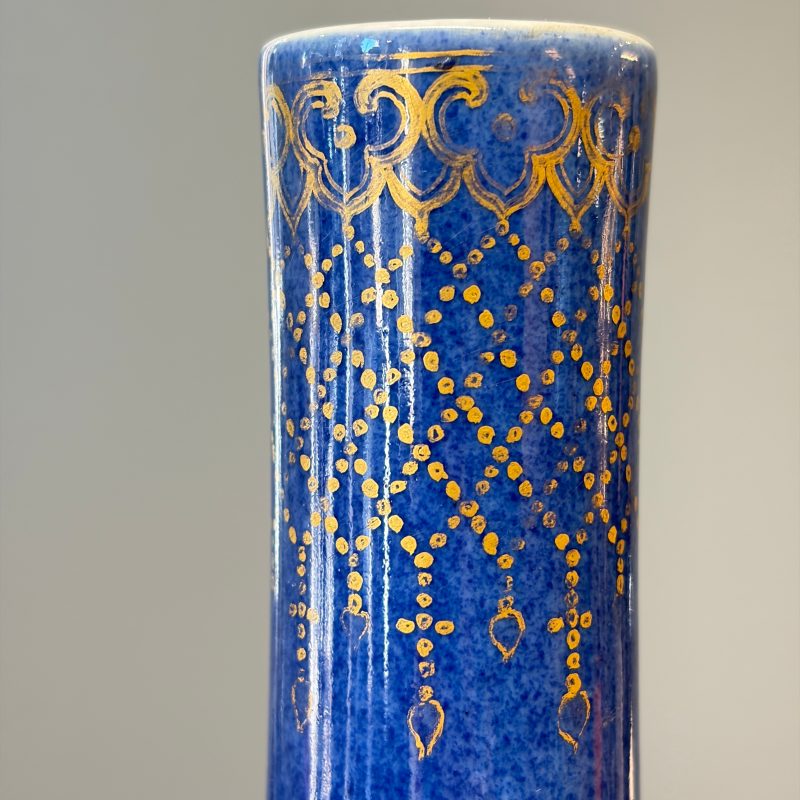 A Chinese gilt-heightened powder-blue-ground iron-red decorated 'Carps' vase - 图12
