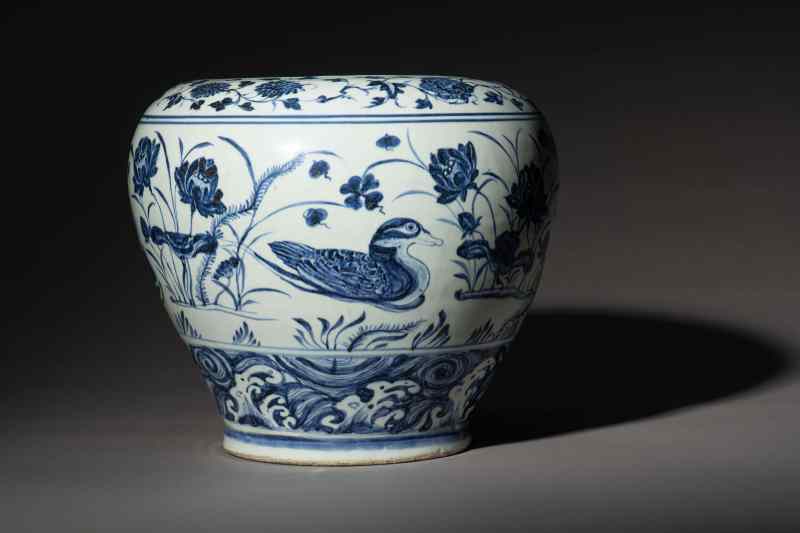 A rare blue and white 'mandarin ducks and lotus' jar, Guan - 图1
