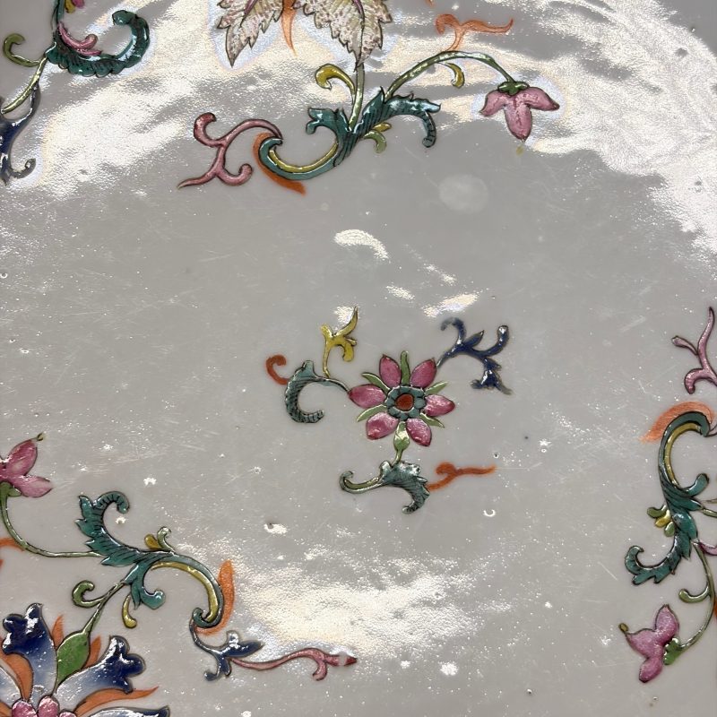 A Chinese famille rose dish with a floral design - 图7