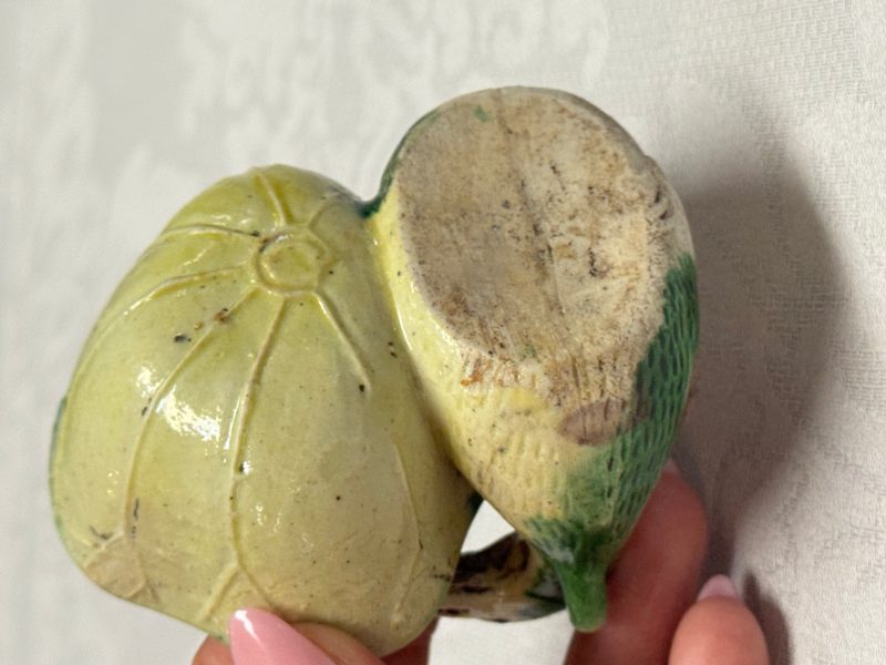 A pair of Chinese famille verte sancai biscuit duck-and-lotus-form water droppers on later wooden stands - 图46