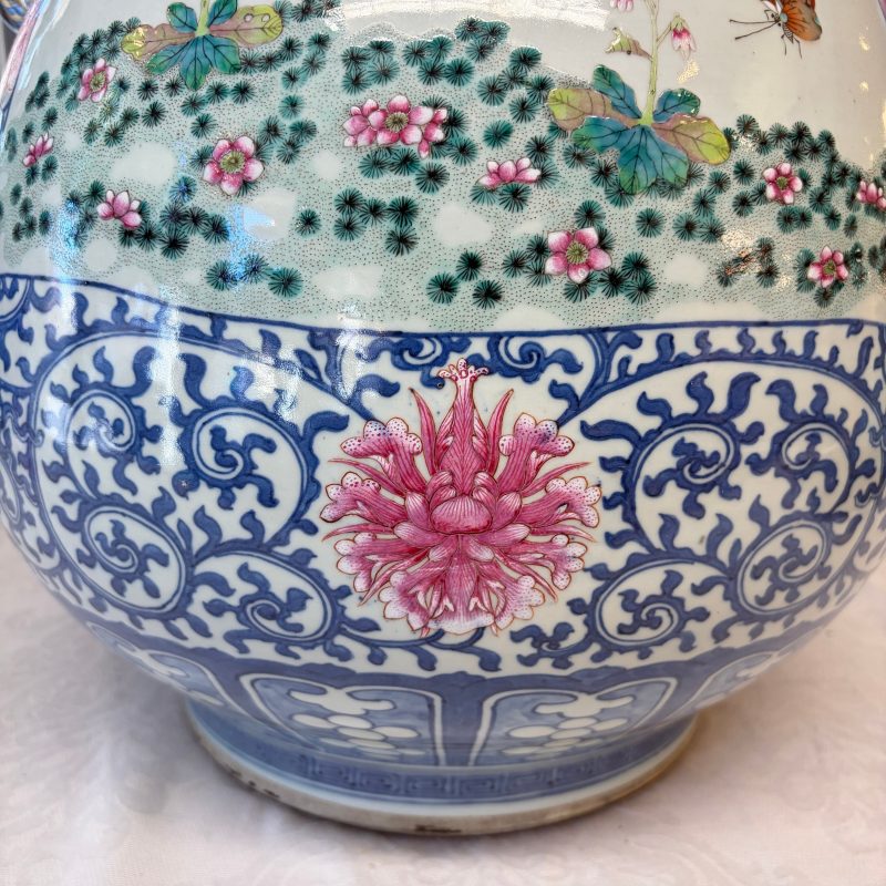 A large Chinese famille rose 'Hu' vase with birds and butterflies - 图28