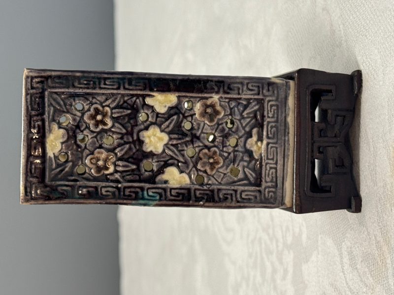 A pair of Chinese aubergine-glazed openworked square brush pots on later wooden stands - 图31