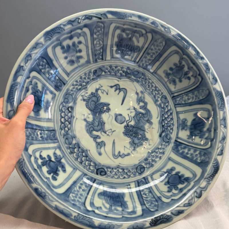 A Chinese Swatow blue and white 'Dragons' dish - 图3