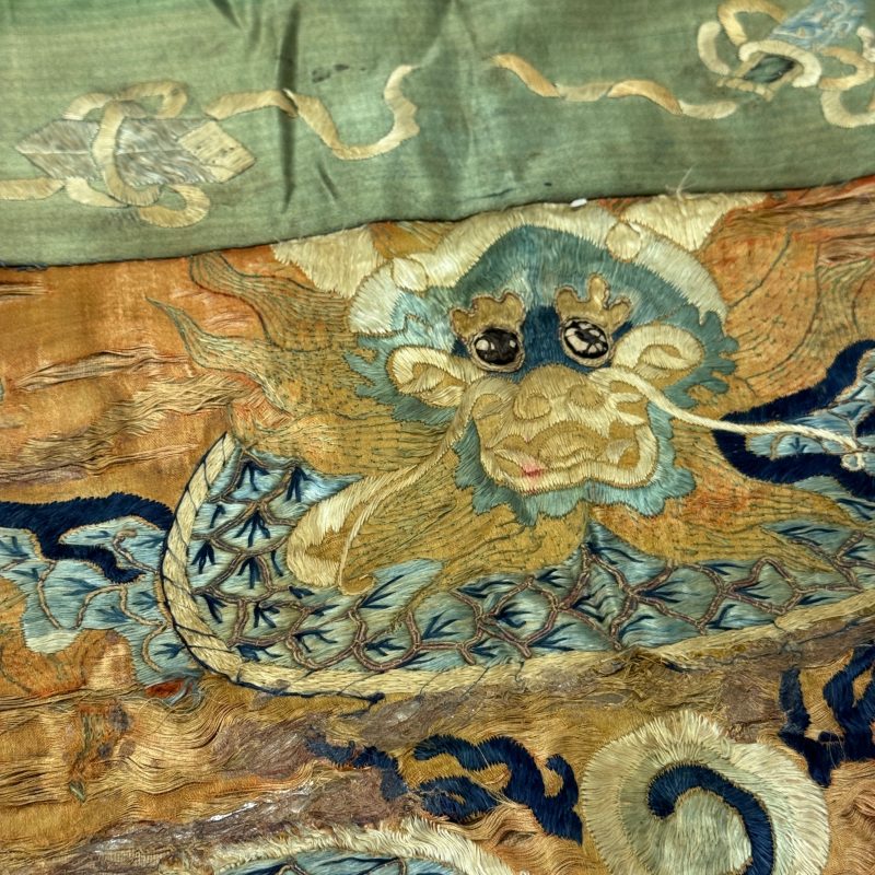 A Chinese embroidered silk 'Dragon and Phoenixes' panel - 图18