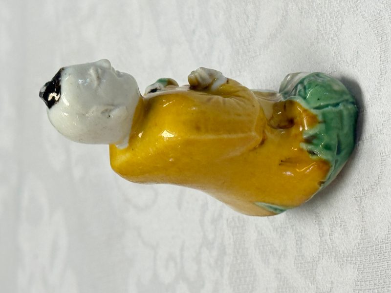 A Chinese famille verte sancai biscuit model of a seated boy and a 'He He Er Xian' group - 图18