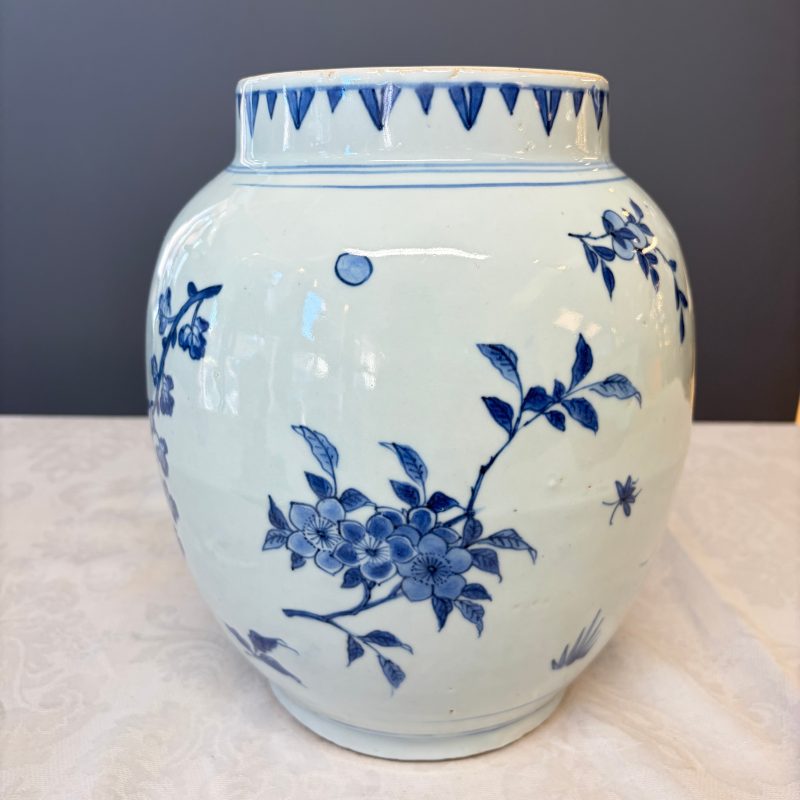 A Chinese blue and white vase with floral design and a later wooden cover - 图14