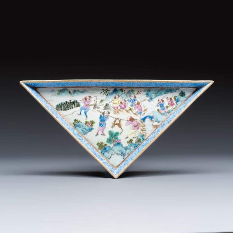 A Chinese famille rose 'Foreigners Hunting' six-piece sweetmeat set on a wooden tray - 图3