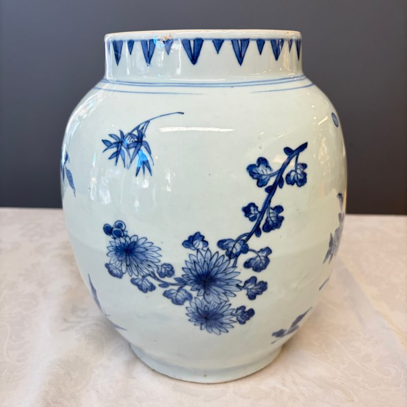 A Chinese blue and white vase with floral design and a later wooden cover - 图13