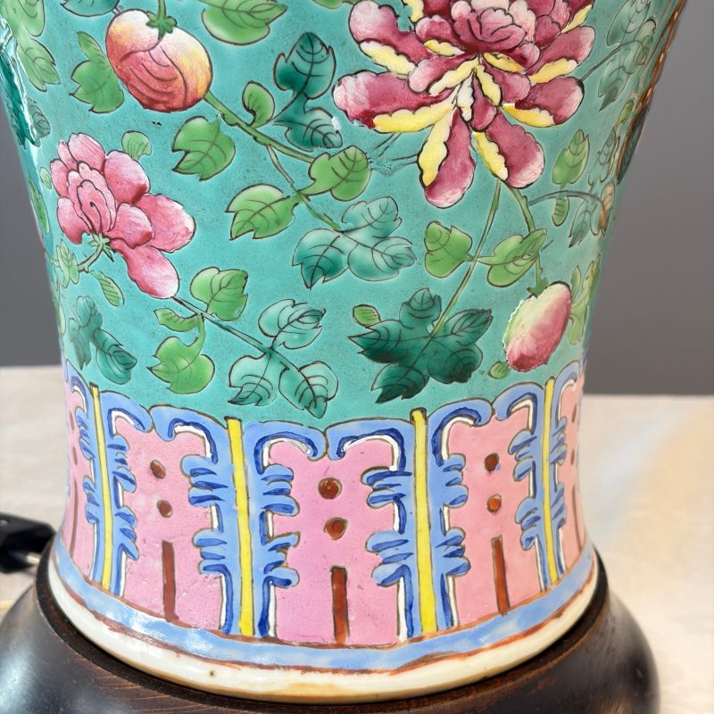 Three Chinese famille rose vases for the Straits or Peranakan market, one mounted as a lamp - 图53
