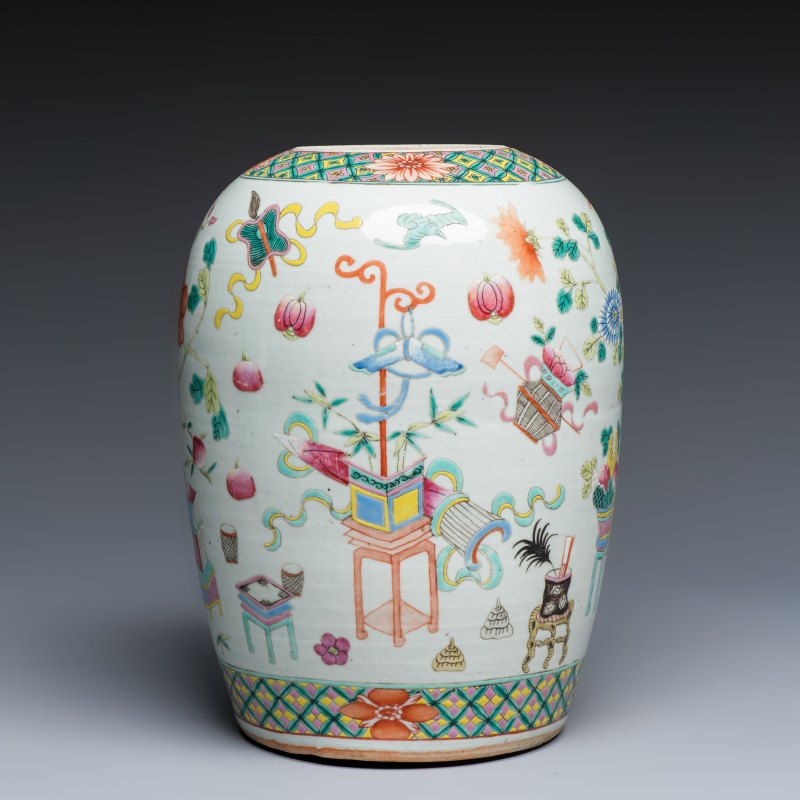 A Chinese famille rose 'Antiquities' vase and a jar - 图5
