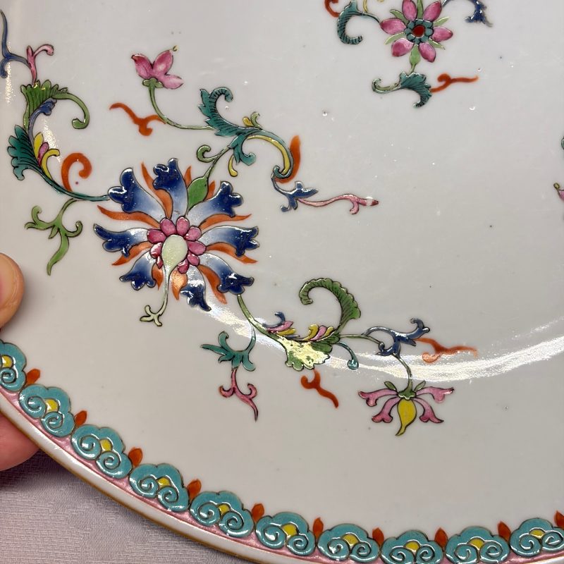 A Chinese famille rose dish with a floral design - 图6