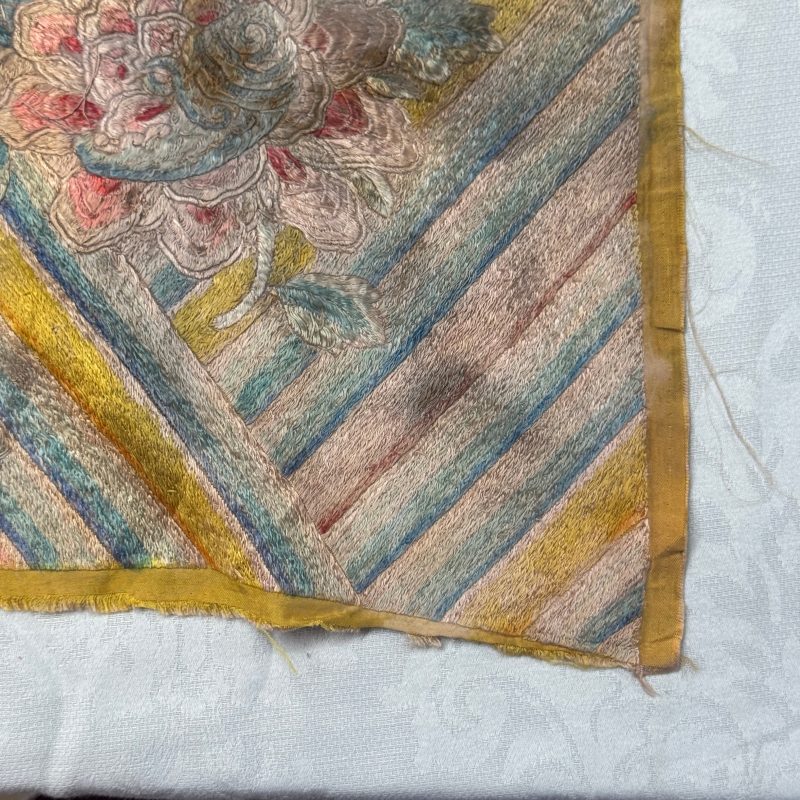 A pair of Chinese yellow-ground embroidered 'Dragons' and 'Phoenixes' panels - 图29