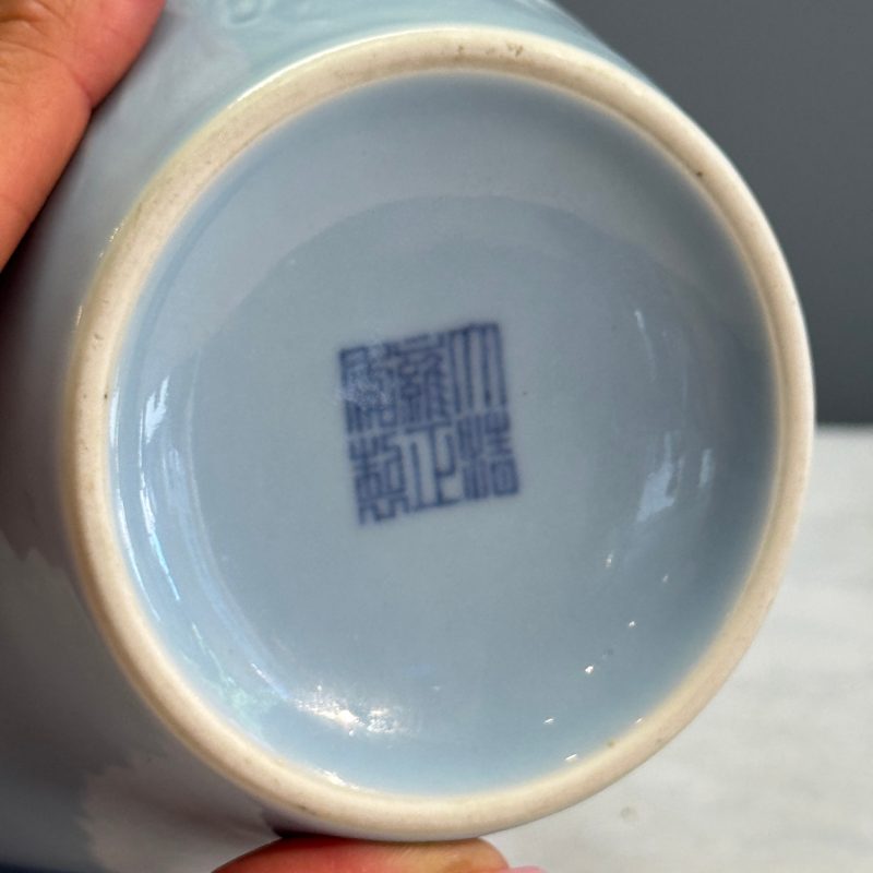 A Chinese claire-de-lune vase with floral relief design - 图20
