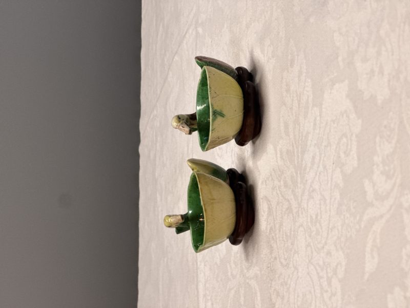 A pair of Chinese famille verte sancai biscuit duck-and-lotus-form water droppers on later wooden stands - 图10