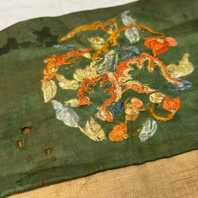 A Chinese embroidered silk 'Dragon and Phoenixes' panel - 图17