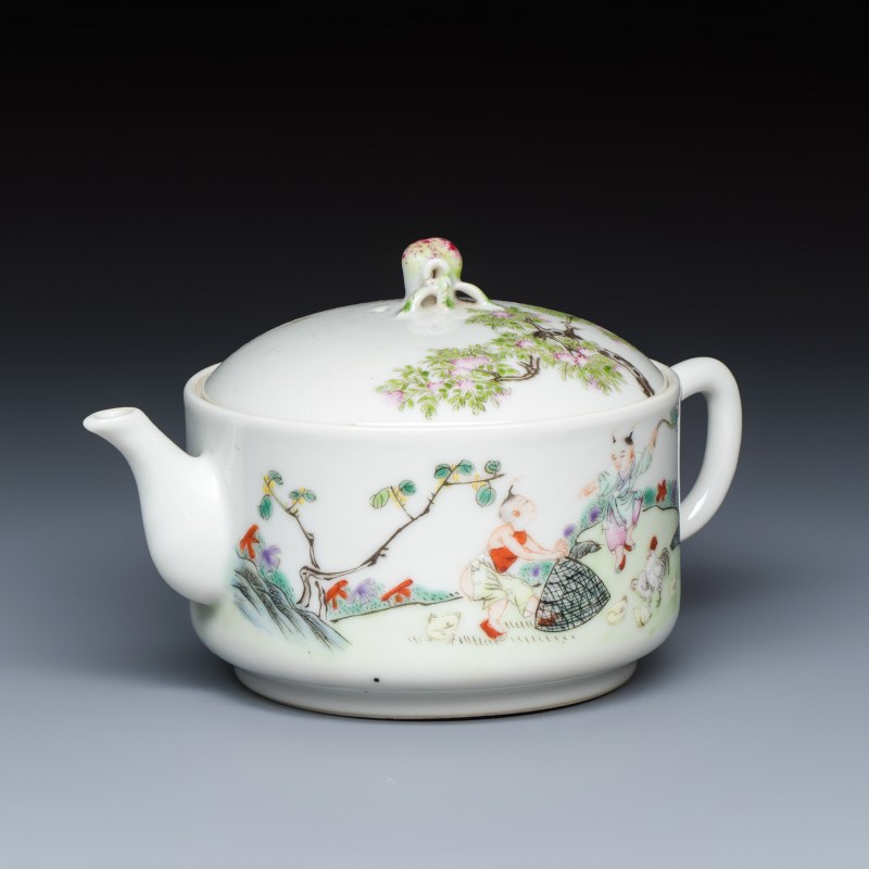 A Chinese famille rose 'Elegant Ladies and Playing Boys' teapot - 图1