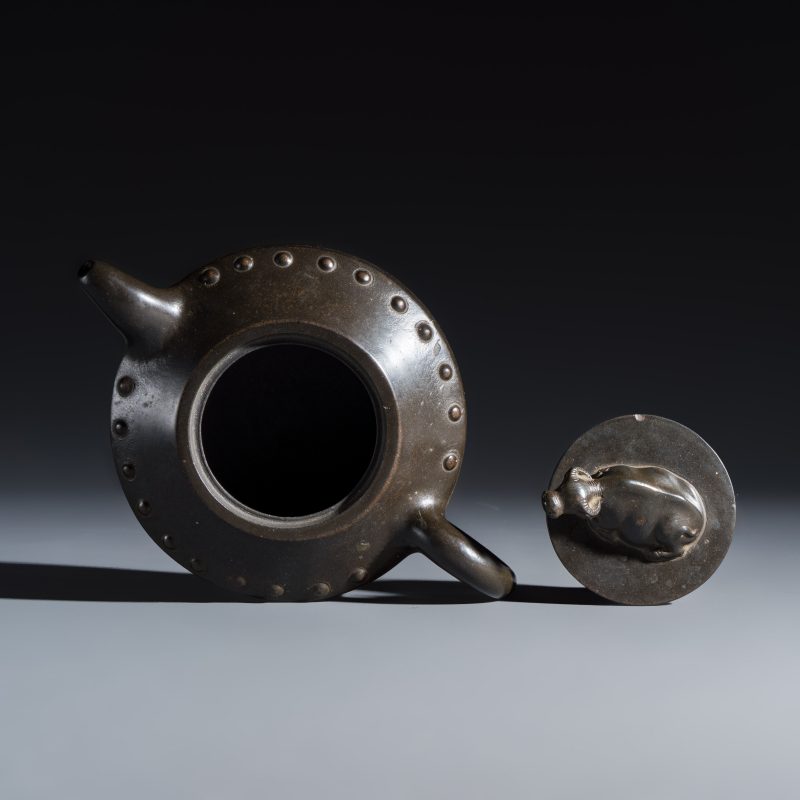 A Chinese inscribed Yixing stoneware teapot with a buffalo finial - 图6