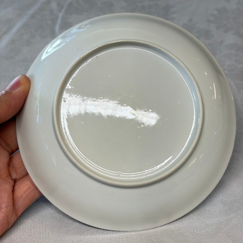 Three sets of Chinese export famille rose and grisaille 'European Subject' tea bowls and saucers - 图17