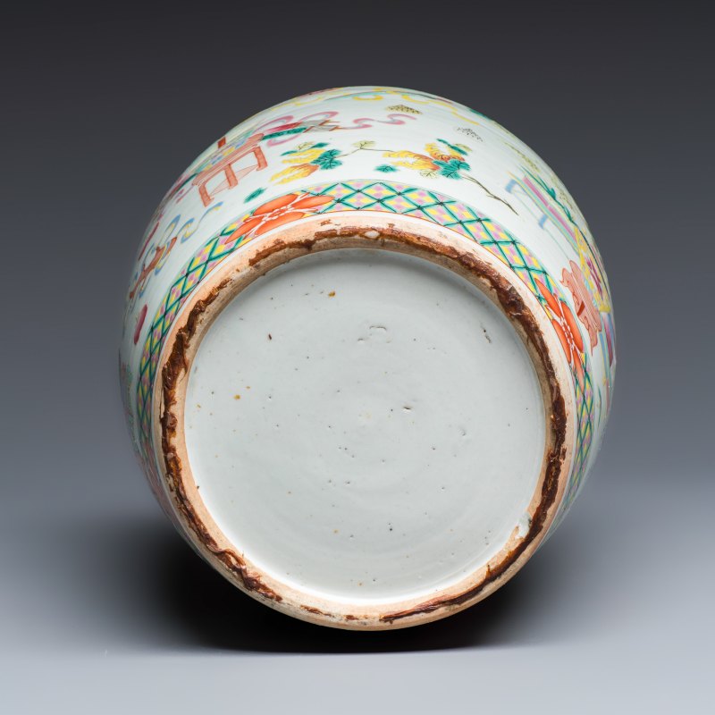 A Chinese famille rose 'Antiquities' vase and a jar - 图7