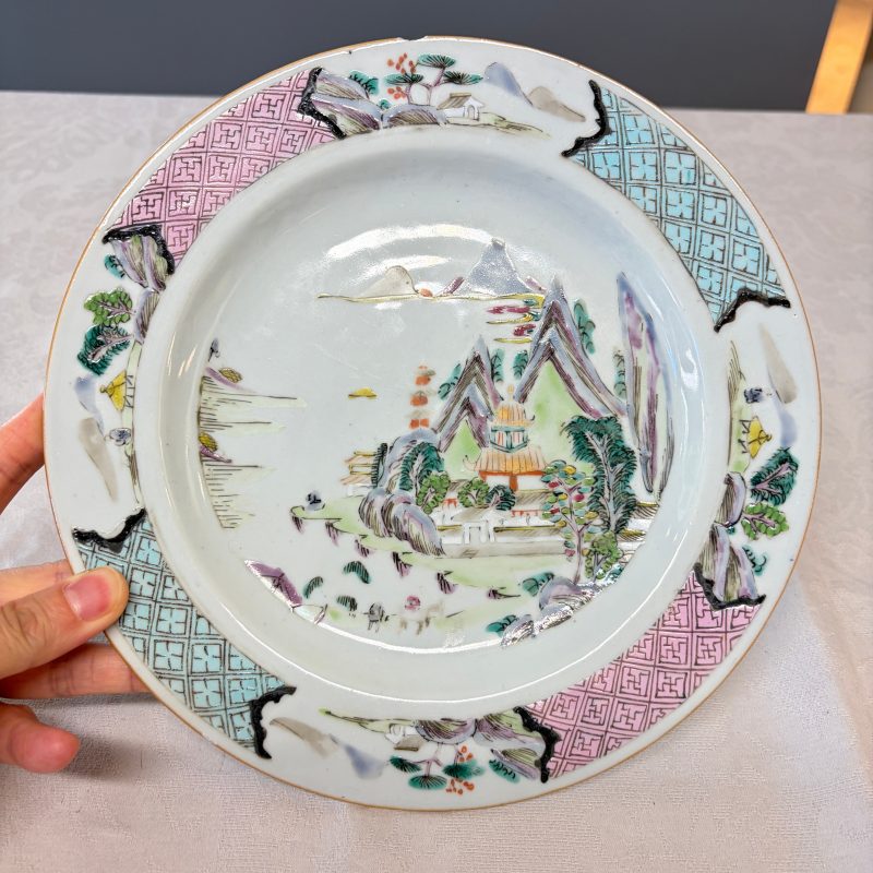 A collection of 13 Chinese famille rose 'Landscape' plates and dishes - 图28